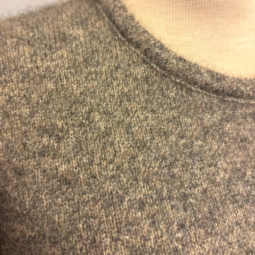 Possum Dame Pullover - Classic Sand Grå, pumice, sandfarvet, lysegrå, varm grå, ensfarvet, opossum, possumuld, silke, merino, super, ekstra, soft, blød, varm, eksklusiv, lækker, klassisk, damestrik, pullover, striktrøje, sweater, trøje, strikketrøje, fintstrikket, new zealand, særlig, elegant, cashmere, ensfavet, tidsløs, anvendelig, smart, neutral, vinter, gave, gaveide, underspillet, luksus, biti, ribe, noble wilde