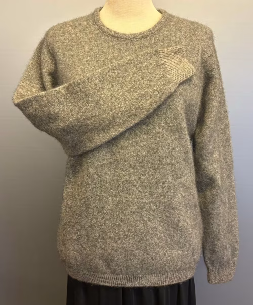 Possum Dame Pullover - Classic Sand Grå, pumice, sandfarvet, lysegrå, varm grå, ensfarvet, opossum, possumuld, silke, merino, super, ekstra, soft, blød, varm, eksklusiv, lækker, klassisk, damestrik, pullover, striktrøje, sweater, trøje, strikketrøje, fintstrikket, new zealand, særlig, elegant, cashmere, ensfavet, tidsløs, anvendelig, smart, neutral, vinter, gave, gaveide, underspillet, luksus, biti, ribe, noble wilde