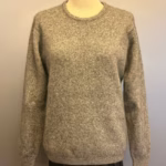 Possum Dame Pullover - Classic Sand Grå, pumice, sandfarvet, lysegrå, varm grå, ensfarvet, opossum, possumuld, silke, merino, super, ekstra, soft, blød, varm, eksklusiv, lækker, klassisk, damestrik, pullover, striktrøje, sweater, trøje, strikketrøje, fintstrikket, new zealand, særlig, elegant, cashmere, ensfavet, tidsløs, anvendelig, smart, neutral, vinter, gave, gaveide, underspillet, luksus, biti, ribe, noble wilde