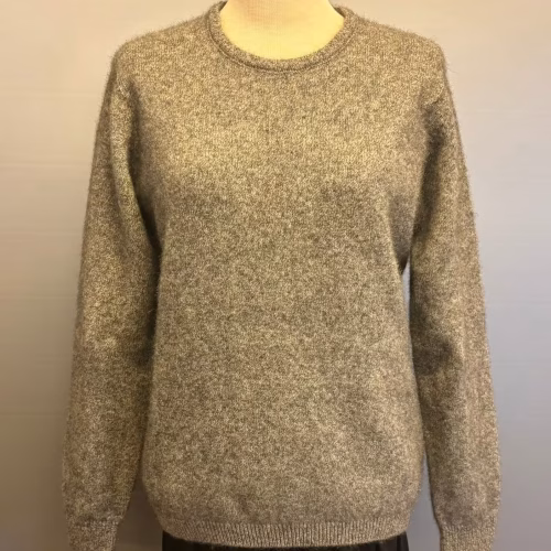 Possum Dame Pullover - Classic Sand Grå, pumice, sandfarvet, lysegrå, varm grå, ensfarvet, opossum, possumuld, silke, merino, super, ekstra, soft, blød, varm, eksklusiv, lækker, klassisk, damestrik, pullover, striktrøje, sweater, trøje, strikketrøje, fintstrikket, new zealand, særlig, elegant, cashmere, ensfavet, tidsløs, anvendelig, smart, neutral, vinter, gave, gaveide, underspillet, luksus, biti, ribe, noble wilde