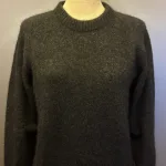Possum Dame Pullover - Noa Koks, crew, new, cropped, moderne, smart, lækker, ekstra, soft, super, blød, vamset, luksus, sort, mørkegrå, antrazit, koksgrå, mørk, ensfarvet, noa, moderne, klædelig, smart, cropped, super, soft, blød, vamset, varm, eksklusiv, luksus, luksuriøs, ekstravagant, kvalitet, underspillet, strik, opossum, possum, new zealand, noble wilde, damestrik, striktrøje, sweater, let, lun, yndlings, strikbluse, vinter, efterår, comfy, biti, ribe, uld, ulden, uldstrik, uldtrøje, uldsweater, gave, gaveide, julegave