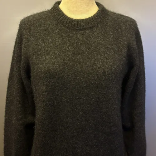 Possum Dame Pullover - Noa Koks, crew, new, cropped, moderne, smart, lækker, ekstra, soft, super, blød, vamset, luksus, sort, mørkegrå, antrazit, koksgrå, mørk, ensfarvet, noa, moderne, klædelig, smart, cropped, super, soft, blød, vamset, varm, eksklusiv, luksus, luksuriøs, ekstravagant, kvalitet, underspillet, strik, opossum, possum, new zealand, noble wilde, damestrik, striktrøje, sweater, let, lun, yndlings, strikbluse, vinter, efterår, comfy, biti, ribe, uld, ulden, uldstrik, uldtrøje, uldsweater, gave, gaveide, julegave