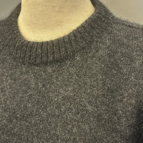 Possum Dame Pullover - Noa Koks, crew, new, cropped, moderne, smart, lækker, ekstra, soft, super, blød, vamset, luksus, sort, mørkegrå, antrazit, koksgrå, mørk, ensfarvet, noa, moderne, klædelig, smart, cropped, super, soft, blød, vamset, varm, eksklusiv, luksus, luksuriøs, ekstravagant, kvalitet, underspillet, strik, opossum, possum, new zealand, noble wilde, damestrik, striktrøje, sweater, let, lun, yndlings, strikbluse, vinter, efterår, comfy, biti, ribe, uld, ulden, uldstrik, uldtrøje, uldsweater, gave, gaveide, julegave