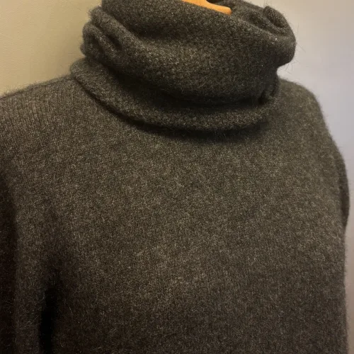Possum Dame Pullover - Noa Koks, crew, new, cropped, moderne, smart, lækker, ekstra, soft, super, blød, vamset, luksus, sort, mørkegrå, antrazit, koksgrå, mørk, ensfarvet, noa, moderne, klædelig, smart, cropped, super, soft, blød, vamset, varm, eksklusiv, luksus, luksuriøs, ekstravagant, kvalitet, underspillet, strik, opossum, possum, new zealand, noble wilde, damestrik, striktrøje, sweater, let, lun, yndlings, strikbluse, vinter, efterår, comfy, biti, ribe, uld, ulden, uldstrik, uldtrøje, uldsweater, gave, gaveide, julegave