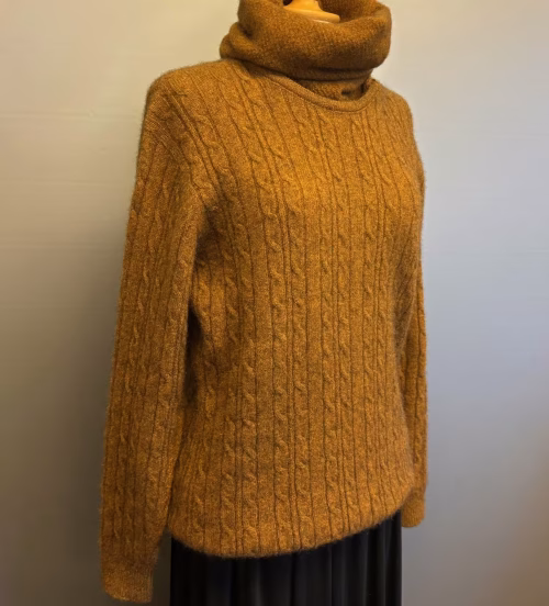 Possum Strikket Tube Tørklæde - Halsedisse Gylden, Possum Dame Pullover - Snoninger Gylden, tahiti, 158, crew, cable, opossum, possumuld, silke, merino, super, ekstra, soft, blød, varm, eksklusiv, lækker, klassisk, gyldenbrun, okker, damestrik, pullover, striktrøje, sweater, trøje, strikketrøje, fintstrikket, new zealand, særlig, elegant, cashmere, kabelmønster, ensfavet, efterårsfarver, vinter, gave, gaveide, underspillet, luksus, biti, ribe, noble wilde