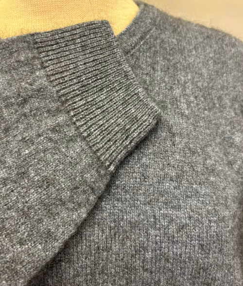 Possum Pullover Unisex - Classic Blå, denimblå, gråblå, jeansblå, opossum, neptune, merino, uld, cashemere, herrestrik, til mænd, luksus, luksuriøs, kvalitet, ultrablød, let, varm, herretrøje, til, mænd, herrer, lang, lækker, skøn, særlig, ensfarvet, farvespil, meleret, diskret, underspillet, luksus, eksklusiv, enkel, klassisk, new zealand, possumuld, possum, silke, merino, luksus, lækker, blød, varm, cashmere, cashmir, lun, yndlings, diskret, meleret, farvespil, grå, brun, koks, koksgrå, smart, kvalitet, new zealand, wild, noble, damestrik, sweater, gave, gaveide, ekstraordinær, særlig, , uld, uldtrøje, ulden, strk, fintstrikket, biti, ribe