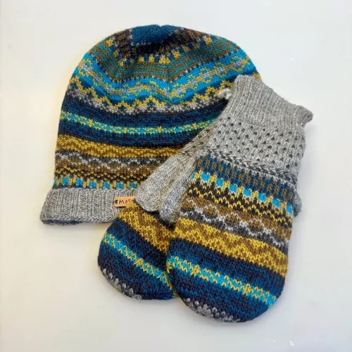 Beanie Hue i Uld med Fleecefoer - Grå Grøn, Strikkede Luffer Uld med Bomuldsfoer - Grå Grøn, alisaa, 20918, oliven, petrol, moderne, vintervanter, vinterluffer, mønsterstrik, uldne, uld, ren, blød, økologisk, bio, tynde, lette, lune, forede, uldvanter, strikvanter, uldluffer, håndstrikkede, mønstrede, smarte, flotte, lækre, kvalitet, luksus, særlige, diskrete, anvendelige, neutrale, farver, farverige, strikluffer, biti, ribe, moshiki