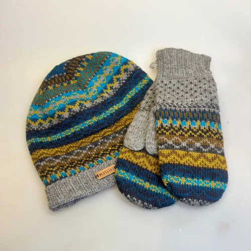 Beanie Hue i Uld med Fleecefoer - Grå Grøn, Strikkede Luffer Uld med Bomuldsfoer - Grå Grøn, alisaa, 20918, oliven, petrol, moderne, vintervanter, vinterluffer, mønsterstrik, uldne, uld, ren, blød, økologisk, bio, tynde, lette, lune, forede, uldvanter, strikvanter, uldluffer, håndstrikkede, mønstrede, smarte, flotte, lækre, kvalitet, luksus, særlige, diskrete, anvendelige, neutrale, farver, farverige, strikluffer, biti, ribe, moshiki