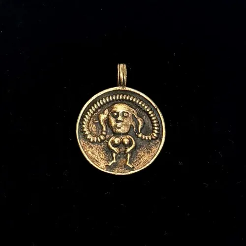 Viking Vedhæng i Bronze - Sheela Na Gigs, sheela, gudinde, frugtbarhed, frugtbarhedsgudinde, gelsted, kirke, fletninger, kvinde, amulet, vedhæng, bronzesmykke, bronzevedhæng, døbefond, magisk, særlig, symbolsk, symbol, kvinder, 05-318-90, biti, ribe, kopismykke, museumssmykke