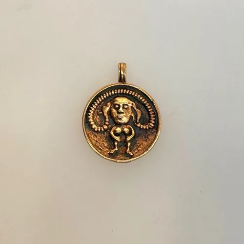 Viking Vedhæng i Bronze - Sheela Na Gigs, sheela, gudinde, frugtbarhed, frugtbarhedsgudinde, gelsted, kirke, fletninger, kvinde, amulet, vedhæng, bronzesmykke, bronzevedhæng, døbefond, magisk, særlig, symbolsk, symbol, kvinder, 05-318-90, biti, ribe, kopismykke, museumssmykke