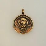 Viking Vedhæng i Bronze - Sheela Na Gigs, sheela, gudinde, frugtbarhed, frugtbarhedsgudinde, gelsted, kirke, fletninger, kvinde, amulet, vedhæng, bronzesmykke, bronzevedhæng, døbefond, magisk, særlig, symbolsk, symbol, kvinder, 05-318-90, biti, ribe, kopismykke, museumssmykke