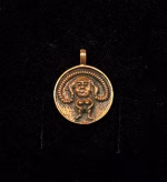 Viking Vedhæng i Bronze - Sheela Na Gigs, sheela, gudinde, frugtbarhed, frugtbarhedsgudinde, gelsted, kirke, fletninger, kvinde, amulet, vedhæng, bronzesmykke, bronzevedhæng, døbefond, magisk, særlig, symbolsk, symbol, kvinder, 05-318-90, biti, ribe, kopismykke, museumssmykke