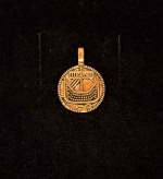 Vikingevedhæng Bronze - Hedeby Mønt Lille, 05-335-10, bronzevedhæng, bronzemønt, gylden, kobber, vikingevedhæng, Vikingerne, sølvskat, mønt, wotan, bracteat, bractiat, dansk, fund, vikingefund, kong harald, gamle, museumssmykker, museums, kopismykker, kopi, udgravninger, danefæ, gaveide, bronzesmykke, vedhæng, ægte, original, biti, ribe,