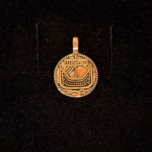 Vikingevedhæng Bronze - Hedeby Mønt Lille, 05-335-10, bronzevedhæng, bronzemønt, gylden, kobber, vikingevedhæng, Vikingerne, sølvskat, mønt, wotan, bracteat, bractiat, dansk, fund, vikingefund, kong harald, gamle, museumssmykker, museums, kopismykker, kopi, udgravninger, danefæ, gaveide, bronzesmykke, vedhæng, ægte, original, biti, ribe,