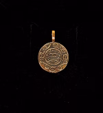 Vikingevedhæng Bronze Ribe Mønt med Hest, bronzevedhæng, bronzesmykker, bronzemønt, 05-318-20, odin, hest, ribe, wotan, mønter, mønt, penge, fund, vikingefund, museums, kopi, ribesmykke, vikingesmykke vikingesmykker, wotan mønt