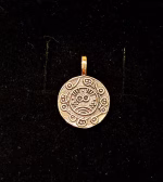 Vikingevedhæng Bronze Ribe Mønt med Hest, bronzevedhæng, bronzesmykker, bronzemønt, 05-318-20, odin, hest, ribe, wotan, mønter, mønt, penge, fund, vikingefund, museums, kopi, ribesmykke, vikingesmykke vikingesmykker, wotan mønt