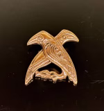 Vikingevedhæng i Bronze - Odins Ravne Hugin og Munin, stort, stor, kraftigt, gedigent, lækkert, 05-386-31, bronzeravne, bronzesmykke, bronzevedhæng, ravn, fugle, aser, odin, guder, gamle, nordiske, asatro, vikinger, motiv, fund, kopi, ægte, original, museumssmykker, vikingesmykker, vedhæng, kobber, gave, gaveide, information, journalist, nyheder, budbringere, tvillinger, søskende