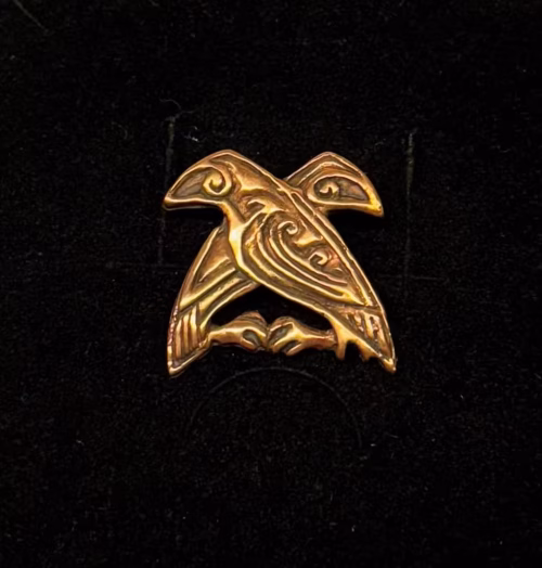 Vikingevedhæng i Bronze - Odins Ravne Hugin og Munin, mellem, 05-386-31-2, kraftigt, gedigent, lækkert, bronzeravne, bronzesmykke, bronzevedhæng, ravn, fugle, aser, odin, guder, gamle, nordiske, asatro, vikinger, motiv, fund, kopi, ægte, original, museumssmykker, vikingesmykker, vedhæng, kobber, gave, gaveide, information, journalist, nyheder, budbringere, tvillinger, søskende