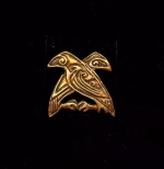 Vikingevedhæng i Bronze - Odins Ravne Hugin og Munin, mellem, 05-386-31-2, kraftigt, gedigent, lækkert, bronzeravne, bronzesmykke, bronzevedhæng, ravn, fugle, aser, odin, guder, gamle, nordiske, asatro, vikinger, motiv, fund, kopi, ægte, original, museumssmykker, vikingesmykker, vedhæng, kobber, gave, gaveide, information, journalist, nyheder, budbringere, tvillinger, søskende