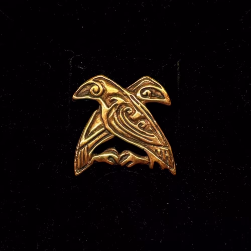 Vikingevedhæng i Bronze - Odins Ravne Hugin og Munin, mellem, 05-386-31-2, kraftigt, gedigent, lækkert, bronzeravne, bronzesmykke, bronzevedhæng, ravn, fugle, aser, odin, guder, gamle, nordiske, asatro, vikinger, motiv, fund, kopi, ægte, original, museumssmykker, vikingesmykker, vedhæng, kobber, gave, gaveide, information, journalist, nyheder, budbringere, tvillinger, søskende