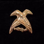 Vikingevedhæng i Bronze - Odins Ravne Hugin og Munin, stort, stor, kraftigt, gedigent, lækkert, 05-386-31, bronzeravne, bronzesmykke, bronzevedhæng, ravn, fugle, aser, odin, guder, gamle, nordiske, asatro, vikinger, motiv, fund, kopi, ægte, original, museumssmykker, vikingesmykker, vedhæng, kobber, gave, gaveide, information, journalist, nyheder, budbringere, tvillinger, søskende