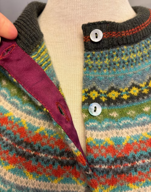 Eribé - Færø Cardigan Grøn, moss, avocado, grøn, færømønster, feminin, smuk, særlig, fintstrikket, angora, mønster, mønsterstrik, skotsk, eribe, ribe, biti, damestrik, dametrøje, striktrøje, knapper, strikjakke, cardigan, alpine,