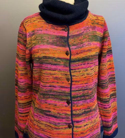 Possum Strikket Tube Tørklæde - Halsedisse Navy, Alpaka Cardigan - Pintado Multi, ikatvævet, ikatgarn, ikatstrikket, ikat mønster, farveforløb, flot, ren, eksklusiv, kvalitet, lama, lamauld, handloomed, håndstrikket, let, varm, lun,lækker, kvalitet, sporty, særlig, kulørt, farverig, glade, farver, varme, pink, marine, gylden, smart, dame, strik, cardigan, strikjakke, damestrik, strikket, trøje, knapper, klædelig, smuk, biti, ribe, alpaka, alpaca, alpakka, cashmere,