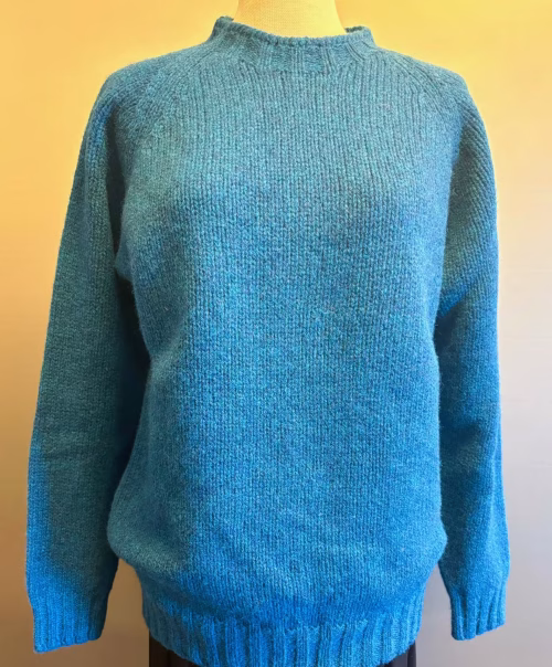 Harley of Scotland Unisex Pullover - Uld Atlantic Blå , tyk, vamset, chunky, let, behagelig, græsk blå, atlantic, spray, vintertrøje, vinterstrik, let, tyk, blød, varm, lun, flot, lækker, kvalitet, til, mænd, damer, herrer, herrestrik, damestrik, pullover, sweater, holdbar, skotsk, skotland, striktrøje, uld, ren, lambswool, lammeuld, chunky, smuk, herresweater, biti, ribe, boy friend fit