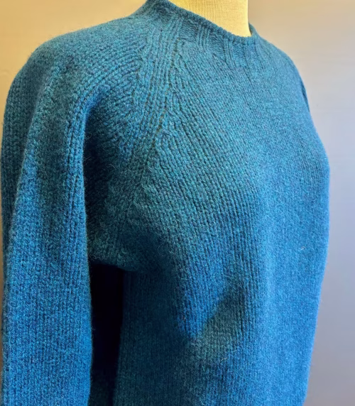 Harley of Scotland Unisex Pullover - Uld Atlantic Blå , tyk, vamset, chunky, let, behagelig, græsk blå, atlantic, spray, vintertrøje, vinterstrik, let, tyk, blød, varm, lun, flot, lækker, kvalitet, til, mænd, damer, herrer, herrestrik, damestrik, pullover, sweater, holdbar, skotsk, skotland, striktrøje, uld, ren, lambswool, lammeuld, chunky, smuk, herresweater, biti, ribe, boy friend fit