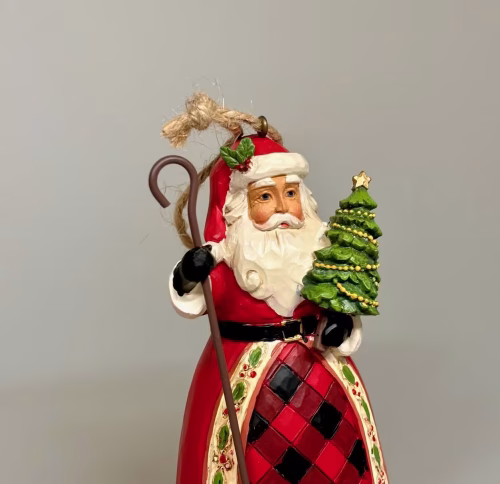 Jim Shore Heartwood Creek 11,5 cm Highland Santa med Træ og Stav, 6015441, lille, hænge, ornament, skotsk, skotland, highland, glen, dal, skotsktern, tartan, klan, kristorn, kristjørn, hyrdestav, 6012864, stav, vandrestav, eksklusiv, more is more, luksus, speciel, særlig, flot, udskæringer, landadel, gods, herregård, landsted, gammeldags, klassisk, elegance, julepynt, figur, julefigur, julemandsfigur, håndlavet, træfigur, af træ, træskærearbejde, samleobjekt, santa, biti, ribe, engelsk, gave, gaveide, eksklusiv, julemand, grantræ, juletræ, peters jul,