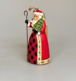 Jim Shore Heartwood Creek 11,5 cm Highland Santa med Træ og Stav, 6015441, lille, hænge, ornament, skotsk, skotland, highland, glen, dal, skotsktern, tartan, klan, kristorn, kristjørn, hyrdestav, 6012864, stav, vandrestav, eksklusiv, more is more, luksus, speciel, særlig, flot, udskæringer, landadel, gods, herregård, landsted, gammeldags, klassisk, elegance, julepynt, figur, julefigur, julemandsfigur, håndlavet, træfigur, af træ, træskærearbejde, samleobjekt, santa, biti, ribe, engelsk, gave, gaveide, eksklusiv, julemand, grantræ, juletræ, peters jul,