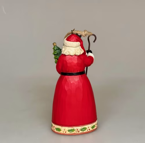 Jim Shore Heartwood Creek 11,5 cm Highland Santa med Træ og Stav, 6015441, lille, hænge, ornament, skotsk, skotland, highland, glen, dal, skotsktern, tartan, klan, kristorn, kristjørn, hyrdestav, 6012864, stav, vandrestav, eksklusiv, more is more, luksus, speciel, særlig, flot, udskæringer, landadel, gods, herregård, landsted, gammeldags, klassisk, elegance, julepynt, figur, julefigur, julemandsfigur, håndlavet, træfigur, af træ, træskærearbejde, samleobjekt, santa, biti, ribe, engelsk, gave, gaveide, eksklusiv, julemand, grantræ, juletræ, peters jul,