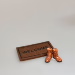 Miniature Støvler Brune, Miniature Dørmåtte Welcome, velkommen, måtte, 70402, nissedør, tør fødderne, entre, nisser, dukkehus, ting, tilbehør, dukkehusting, jul, juleting, nissehus, nisseting, nissetilbehør, 1:12, miniature, gæster, gæstfri, sjov, symbolsk, sangskjuler, tale, gaveide, gaver, personlig, biti, ribe, birgitte frigast