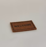 Miniature Dørmåtte Welcome, velkommen, måtte, 70402, nissedør, tør fødderne, entre, nisser, dukkehus, ting, tilbehør, dukkehusting, jul, juleting, nissehus, nisseting, nissetilbehør, 1:12, miniature, gæster, gæstfri, sjov, symbolsk, sangskjuler, tale, gaveide, gaver, personlig, biti, ribe, birgitte frigast