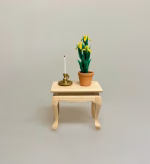 Miniature Sofabord Lille Natur, Miniature Potte med Gule Iris, 7055d, blomst,, påske, påskeblomster, mini, urtepotte, lerpotte, blomsterpotte, dukkehus, dukkehusting, dukkehustilbehør, 1:12, skala, mini, miniature, miniatyre, miniaturer, sættekasse, sætterkasse, sangskjuler, symbolsk, gavekort, planteskole, haven, have entusiast, havemand, gartner, uddannet, biti, ribe, landskabsarkitekt,