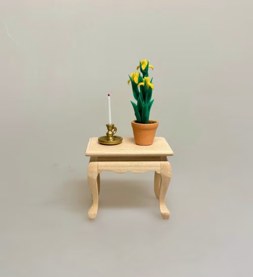 Miniature Sofabord Lille Natur, Miniature Potte med Gule Iris, 7055d, blomst,, påske, påskeblomster, mini, urtepotte, lerpotte, blomsterpotte, dukkehus, dukkehusting, dukkehustilbehør, 1:12, skala, mini, miniature, miniatyre, miniaturer, sættekasse, sætterkasse, sangskjuler, symbolsk, gavekort, planteskole, haven, have entusiast, havemand, gartner, uddannet, biti, ribe, landskabsarkitekt,