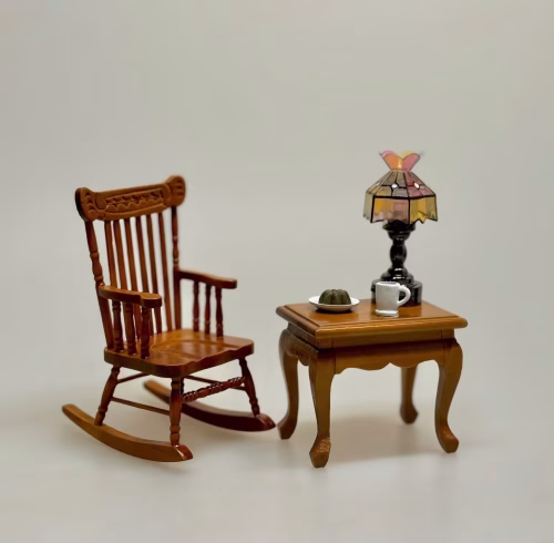 Miniature Bordlampe Tiffany med Farvet Skærm, Miniature Sofabord Lille Nød, valnød, nøddebrunt, lysebrunt, bejdset, brunt, sidebord, lampebord, 23111w, nissebo, nissemøbler, nisser, hus, dukkehus, nissedør, jul i, nissen, flytter ind, december, kalender, hygge, mini, 1:12, biti, ribe, julemagi, dukkehustilbehør, ting til, tilbehør, miniature