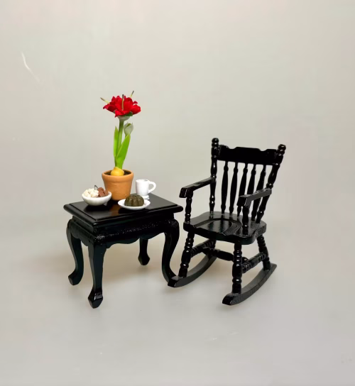 Miniature Tallerken med Chokolade Dessert, Miniature Potte med Røde Amaryllis, Miniature Gyngestol Sort, Miniature Sofabord Lille Sort, 23111s, blank, sortmalet, træ, sidebord, lampebord, dukkehusmøbler, 23111, nissebo, nissemøbler, nisser, hus, dukkehus, nissedør, jul i, nissen, flytter ind, december, kalender, hygge, mini, 1:12, biti, ribe, julemagi, dukkehustilbehør, ting til, tilbehør, miniature