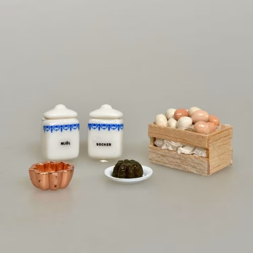 Miniature Kobber Bageforme, Miniature Tallerken med Chokolade Dessert, chokolade, kage, budding, pudding, christmas, julekage, dessert, jul, nisser, tilbehør, ting til, dukkehus, nissedør, nissehus, miniature, mini, mad, kage, 1:12, sjov, minimad, dukkehusting, dukkehusmad, dukkehustilbehør, interiør, sangskjuler, symbolsk, gavekort, personlig, 7856, tallerken, fad, sætterkasse, sættekasse, konditor, den store bagedyst, dessertkok, bagning,