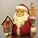 Jim Shore Heartwood Creek 25 cm Julemand - Candy, slik, stok, vandrestav, honningkage, kagemand, gingerbread, brunkage, hus, glasur, smarties, m og ms, støvler, julemand, stor, særlig, speciel, nisse, håndlavet, håndmalet, træskærearbejde, figur, julepynt, eksklusiv, unika, one of a kind, ekstravagant, luksus, elegant, flot, gaveide, træfigur, træjulemand, 6015410, jim shore