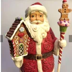 Jim Shore Heartwood Creek 25 cm Julemand - Candy, slik, stok, vandrestav, honningkage, kagemand, gingerbread, brunkage, hus, glasur, smarties, m og ms, støvler, julemand, stor, særlig, speciel, nisse, håndlavet, håndmalet, træskærearbejde, figur, julepynt, eksklusiv, unika, one of a kind, ekstravagant, luksus, elegant, flot, gaveide, træfigur, træjulemand, 6015410, jim shore