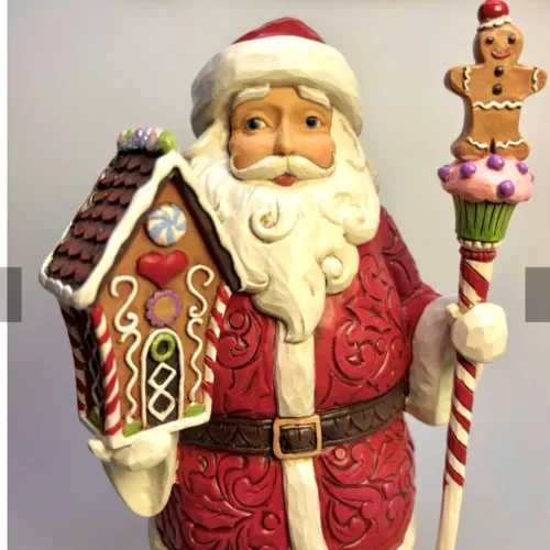 Jim Shore Heartwood Creek 25 cm Julemand - Candy, slik, stok, vandrestav, honningkage, kagemand, gingerbread, brunkage, hus, glasur, smarties, m og ms, støvler, julemand, stor, særlig, speciel, nisse, håndlavet, håndmalet, træskærearbejde, figur, julepynt, eksklusiv, unika, one of a kind, ekstravagant, luksus, elegant, flot, gaveide, træfigur, træjulemand, 6015410, jim shore