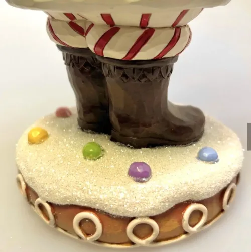 Jim Shore Heartwood Creek 25 cm Julemand - Candy, slik, stok, vandrestav, honningkage, kagemand, gingerbread, brunkage, hus, glasur, smarties, m og ms, støvler, julemand, stor, særlig, speciel, nisse, håndlavet, håndmalet, træskærearbejde, figur, julepynt, eksklusiv, unika, one of a kind, ekstravagant, luksus, elegant, flot, gaveide, træfigur, træjulemand, 6015410, jim shore