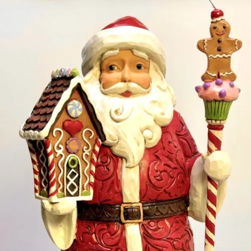 Jim Shore Heartwood Creek 25 cm Julemand - Candy, slik, stok, vandrestav, honningkage, kagemand, gingerbread, brunkage, hus, glasur, smarties, m og ms, støvler, julemand, stor, særlig, speciel, nisse, håndlavet, håndmalet, træskærearbejde, figur, julepynt, eksklusiv, unika, one of a kind, ekstravagant, luksus, elegant, flot, gaveide, træfigur, træjulemand, 6015410, jim shore
