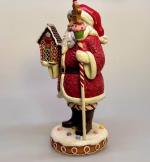 Jim Shore Heartwood Creek 25 cm Julemand - Candy, slik, stok, vandrestav, honningkage, kagemand, gingerbread, brunkage, hus, glasur, smarties, m og ms, støvler, julemand, stor, særlig, speciel, nisse, håndlavet, håndmalet, træskærearbejde, figur, julepynt, eksklusiv, unika, one of a kind, ekstravagant, luksus, elegant, flot, gaveide, træfigur, træjulemand, 6015410, jim shore