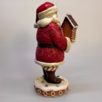 Jim Shore Heartwood Creek 25 cm Julemand - Candy, slik, stok, vandrestav, honningkage, kagemand, gingerbread, brunkage, hus, glasur, smarties, m og ms, støvler, julemand, stor, særlig, speciel, nisse, håndlavet, håndmalet, træskærearbejde, figur, julepynt, eksklusiv, unika, one of a kind, ekstravagant, luksus, elegant, flot, gaveide, træfigur, træjulemand, 6015410, jim shore