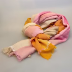 Tørklæde Let Vævet Uld - Djian Kube Rosa Gul Beige, karo, sarte, lyse, feminine, nuancer, lyserød, beige, natur, økologisk, bæredygtigt, design, nordisk, kvadrater, firkanter, grafisk, smukt, lækkert, kvalitet, stola, sjal, skuldrene, ældre, dame, til, varmt, smukt, elegant, festligt, klare, varme, farver, gråt hår, passer til, gave, gaveide, fryser, julegave, luksus, ren, ægte, uld, blød, kradser ikke, soft, cashmere, kashmir, lammeuld, lambswool, merino, vævet, felter, sporty, klassisk, biti, ribe, farver, kulørt, 5051, a