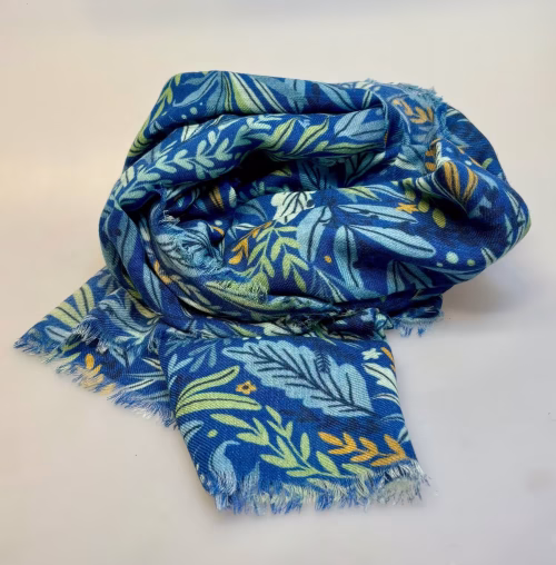 Tørklæde Let Vævet Uld - Djian Paradis Blå, kongeblåt, coboltblå, blåt, blomster, natur, blade, bladmønster, dijan, W402-B, paradies, tryk, floralt, feminint, smukt, lækkrt, gave, gaveide, julegave, varmt, blødt, stort, let, stola, skuldrene, halstørklæde, særligt, lækkert, elegant, luksus, ren, lammeuld, lambswool, merino, kradser ikke, lunt, smart, tidsløst, kvalitet, luksus, biti, ribe