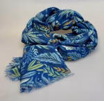 Tørklæde Let Vævet Uld - Djian Paradis Blå, kongeblåt, coboltblå, blåt, blomster, natur, blade, bladmønster, dijan, W402-B, paradies, tryk, floralt, feminint, smukt, lækkrt, gave, gaveide, julegave, varmt, blødt, stort, let, stola, skuldrene, halstørklæde, særligt, lækkert, elegant, luksus, ren, lammeuld, lambswool, merino, kradser ikke, lunt, smart, tidsløst, kvalitet, luksus, biti, ribe