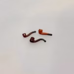 Miniature Piber - Sæt med 3, snadde, snade, ryger, rygesager, dukkehus, dukkehusting, ting til dukkethuset, miniature, miniaturer, sættekasse, sætterkasse, sættekasseting, nisseting, nissetilbehør, mini, småt, 1:12, jul, nissehuset, nissedør, til nisserne, biti, ribe, herreværelse, tobak, hjemmerullet, konfirmand, konfirmation, sangskjuler, sjov, tale, symbolsk, 2620